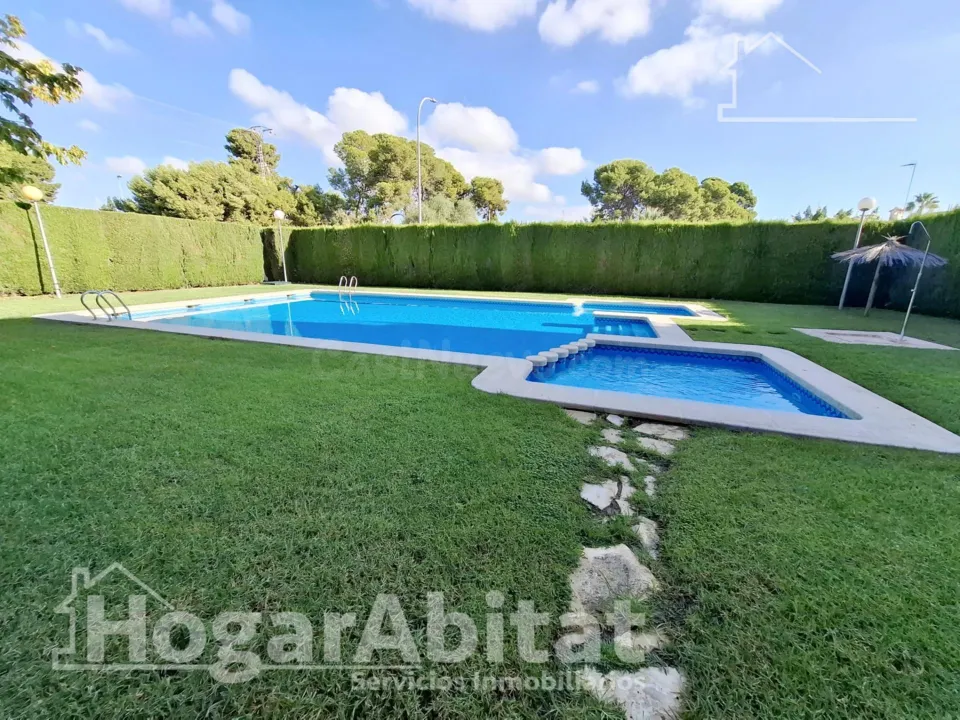 En residencial con piscina y garaje cerca del mar