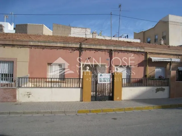 SE VENDE CASA PARA REFORMAR EN LA ZONA DEL CORAZÓN DE JESÚS 