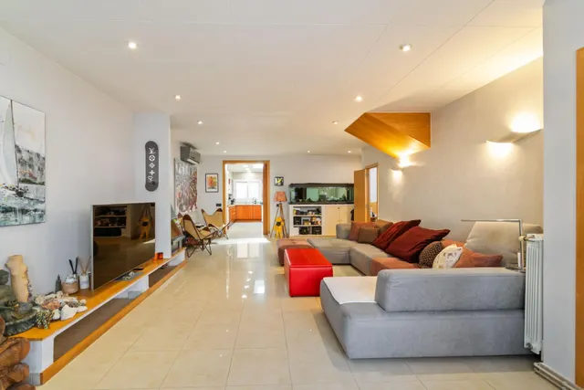 Casa adosada impecable de 4 dormitorios, placas solares y excelente ubicación en Empuriabrava. — 12