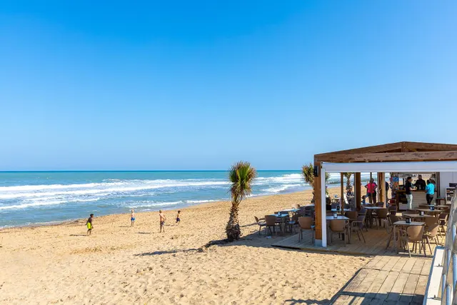Apartamento semi reformado con orientación sur, vistas laterales al mar y piscina comunitaria. — 33