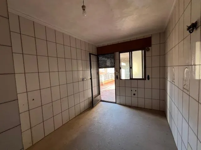 Oportunidad Inmobiliaria en Catral con : Casa Adosada Esquinera con Gran Potencial. — 6