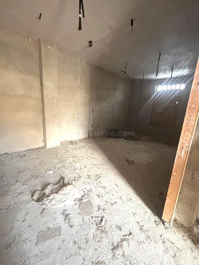 ¡Oportunidad Única! Casa Esquinera para Reformar en Brenes - foto 4