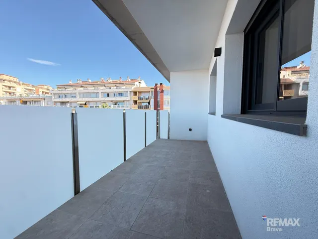 Magnífico piso a estrenar con terraza, piscina y garaje en el centro de Roses. — 17