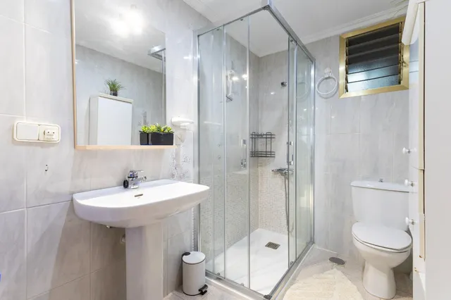 Apartamento todo exterior 3 dorm. con gran terraza en esquina a 100 mts de la Playa. Vista parcial al Mar. — 23