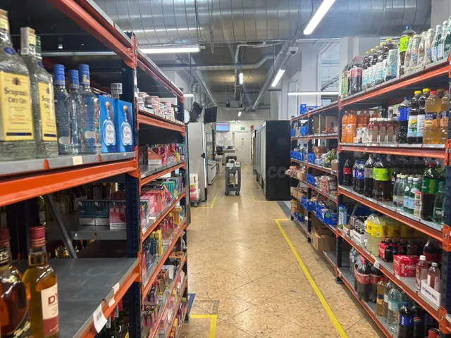 Local comercial reformado y equipado de 587 m2 en el Actur (
