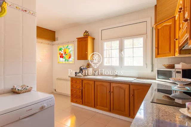 Casa independiente con piscina interior y jardín en venta en Calella — 5