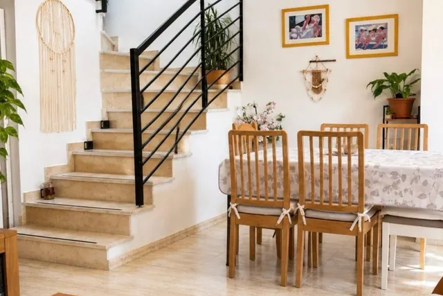 Apartamento esquinero luminoso y espacioso de dos plantas (aprox. 90 m2 - plantas 1 y 2) con gran terraza en la planta baja, 3 balcones (2 al sur y 1 al norte) y una gran piscina comunitaria. — 2