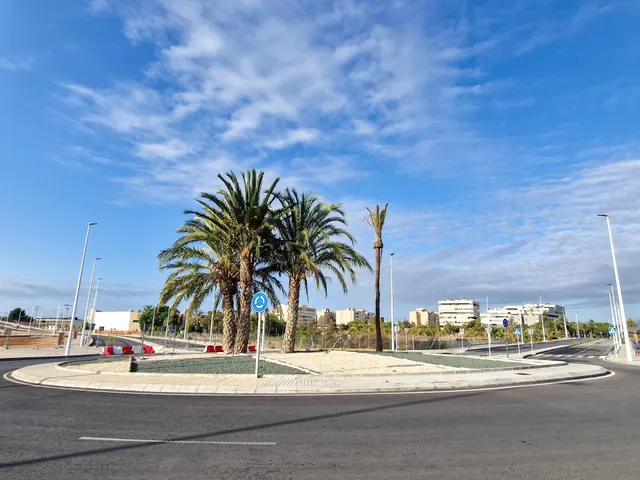 ALQUILER LOCAL COMERCIAL EN LA MEJOR UBICACIÓN DE ALTABIX NUEVO, CON 32m FACHADA Y 9 PERSIANAS A LA CALLE!!! — 36