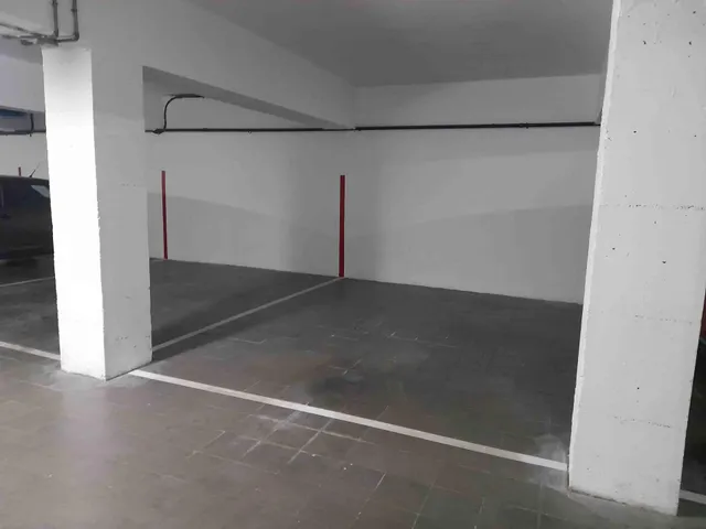13 Plazas de Parking para COCHE GRANDE o MOTOS IDEAL INVERSORES en la Plaça Granollers de Mataró — 3