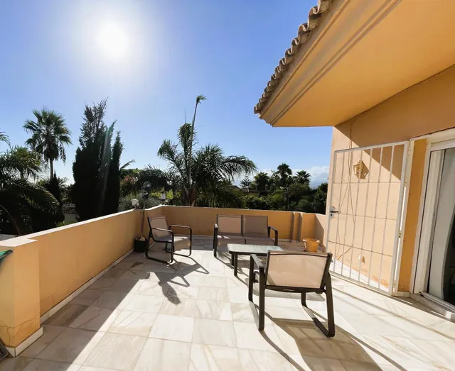 Villa en venta en Nueva Andalucía, Marbella, con vistas al mar y cerca de Puerto Banús — 46