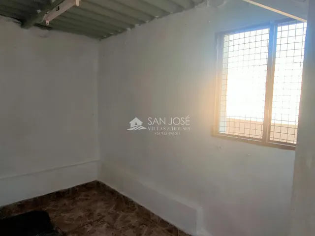 SE VENDE CHALET CON PISCINA EN MUY BUEN ESTADO EN ASPE ZONA DE UCHEL — 38