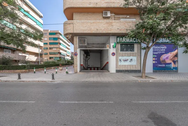 Plaza de garaje cerrado con estanterías en parque Genil cerca de Hospital La Inmaculada — 3