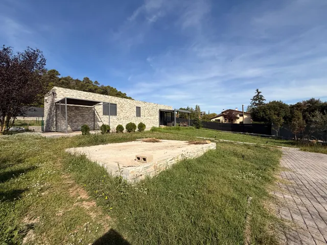 CASA SEMINUEVA CON GRAN PARCELA Y MUCHAS POSIBILIDADES — 32