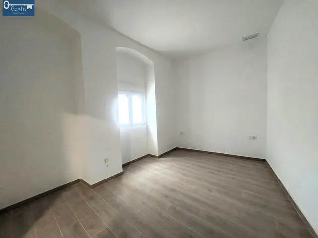 PRECIOSO BAJO CON PATIO — 6