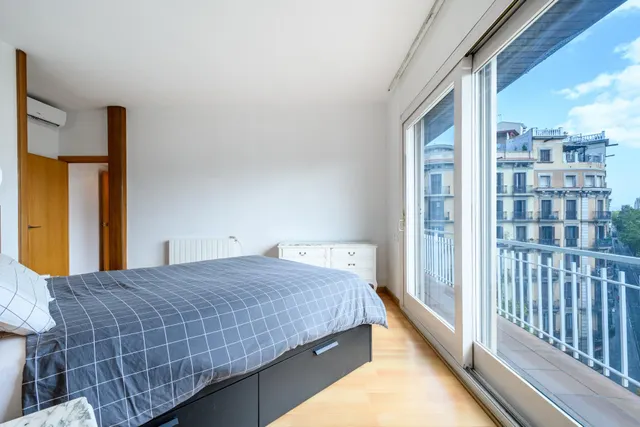 PISO ALTO CON BALCÓN/TERRAZA Y TRES PIEZAS EXTERIORES EN EL EIXAMPLE — 22