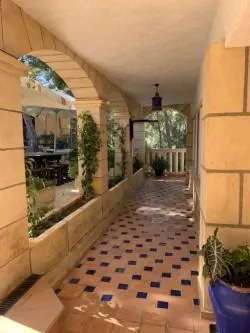 Villa de estilo mallorquín con amplio jardín de pinos en Cala Vinyes — 25