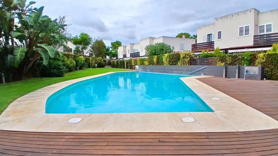 Adosado de 3 habitaciones, jardín, parking privado y gran piscina comunitaria a pocos metros de la Platja de Mont-Roig!!