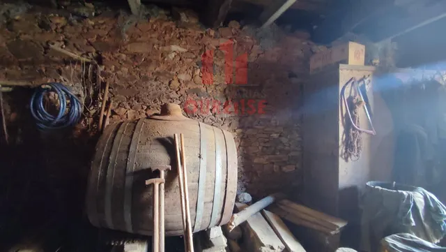 CASA INDEPENDIENTE DE PIEDRA CERCA DE LA MANCHICA Y PRÓXIMA A LA ENTRADA DE LA AG-31, dirección a Ourense-Celanova. — 13
