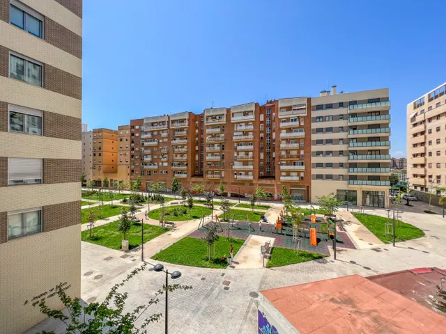 Piso de reciente construcción en alquiler en Avda. Ausias March — 40
