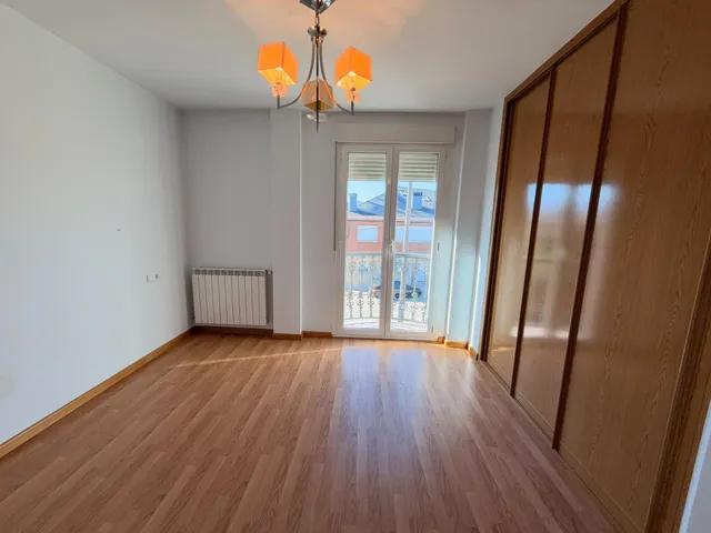 VENTA: Amplio Chalet en la Exclusiva Zona de Compostilla. — 16