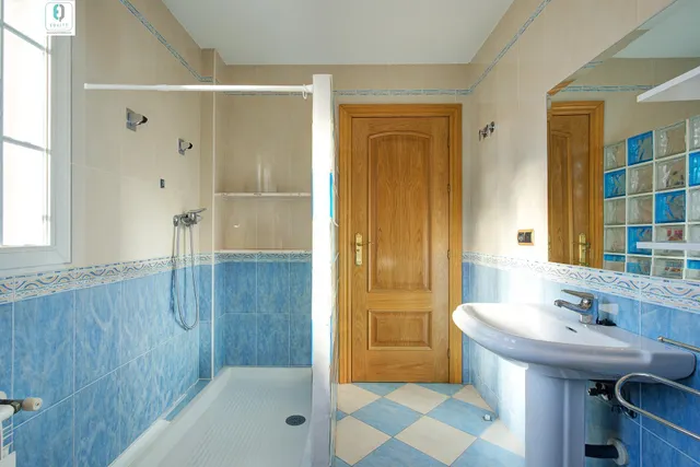 ESPECTACULAR CHALET CON PISCINA EN OTURA — 29