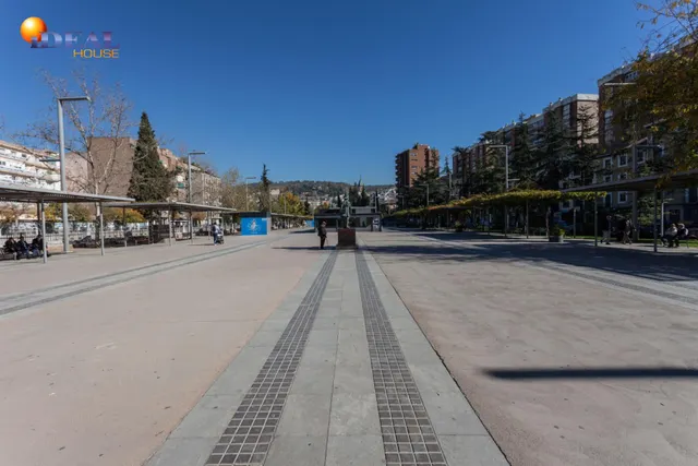 Local comercial en venta en calle agustina de aragón — 23