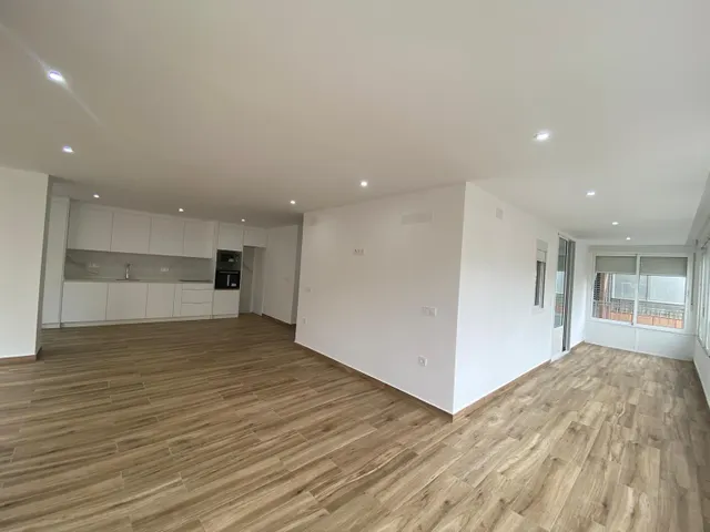 Reformado apartamento en primera línea de Torrevieja con vistas laterales al mar y piscina — 4