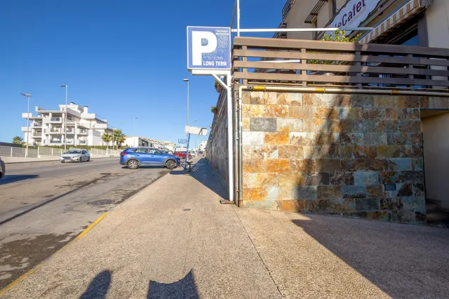 SE ALQUILA GARAJE - TRASTERO CERRADO PARA 2 COCHES DE 28 M2 EN ORIHUELA COSTA (LOS DOLSES) CENTRO COMERCIAL LA FUENTE — 3