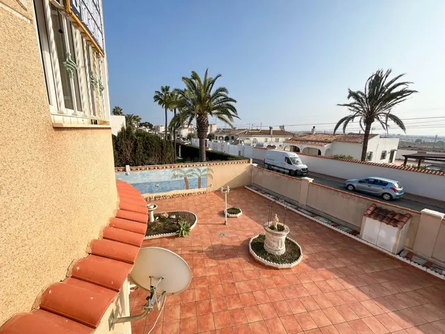 Chalet con piscina y amplias estancias en El Chaparral — 5