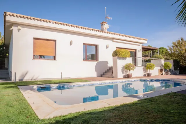 Exclusiva casa de lujo con piscina privada en un entorno tranquilo y selecto — 27