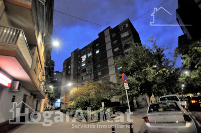 PARA REFORMAR, LUMINOSO Y EXTERIOR DE TRES DORMITORIOS — 24