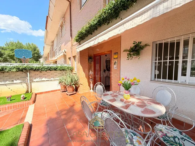 ADOSADO EN VENTA EN PICAÑA – 4 TERRAZAS, GARAJE Y 5 DORMITOR - foto 2