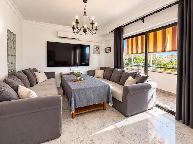 Amplio piso de 3 habitaciones con balcón y vistas despejadas - foto 3