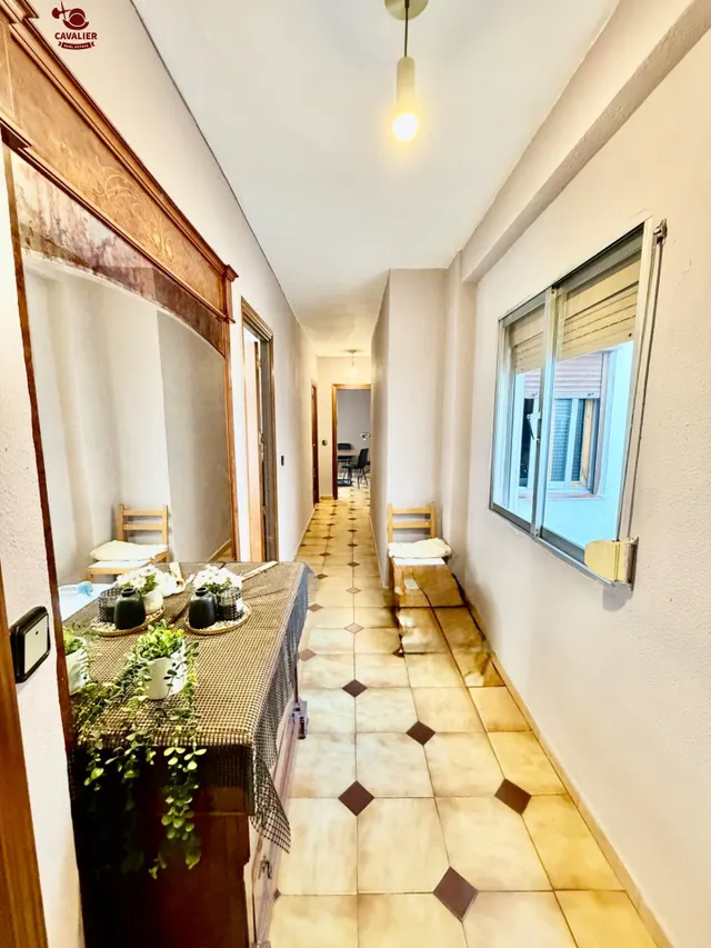 Piso exterior de 88m2 con 4 dormitorios para REFORMA INTEGRAL, con soleado salon comedor con acceso directo a una luminosa terraza exterior y cocina con tendedero,. — 12