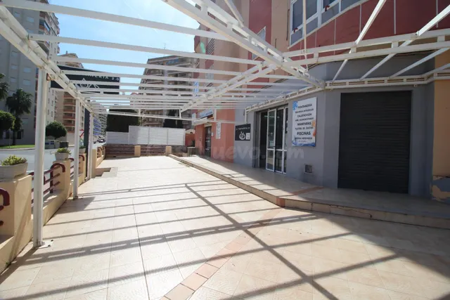 REF. 106 - ALQUILER LOCAL COMERCIAL PLAYA CONCHA - foto 2