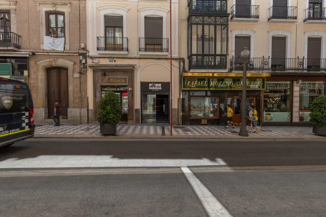 Se alquila local en una ubicación privilegiada en el corazón de Granada — 25