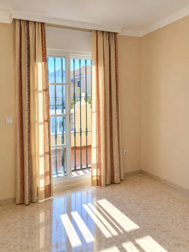Chalet adosado con piscina y jardín en Urbanización San Luis, Málaga — 9