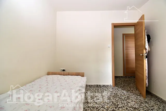 Amplitud y luz mediterránea en este piso totalmente reformado con terraza en Oliva — 26