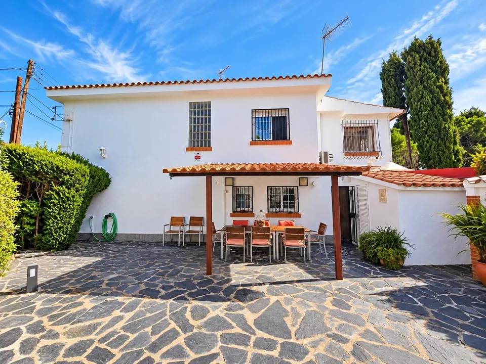 Casa con piscina privada, jardín y porche en Can Sors