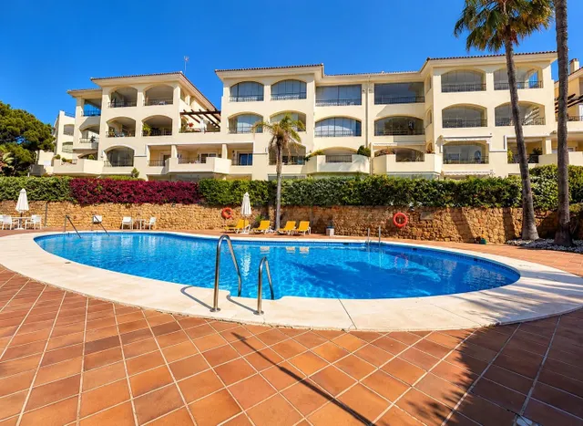 Exclusivo ático de lujo en Elviria con espectaculares vistas al mar — 2