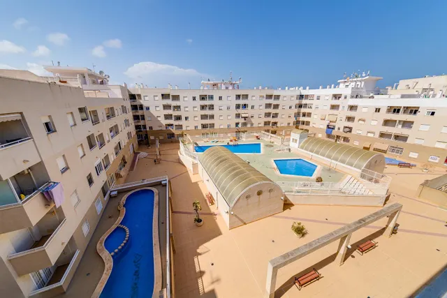 Apartamento 2 dormitorios con parking y piscina comunitaria en Torrevieja — 23