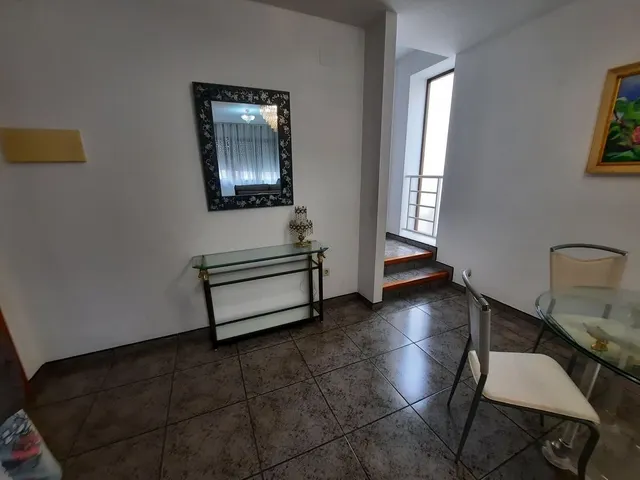 Casa esquinera, de 3 dormitorios, terraza, azotea. Dispone de 2 locales comenrciales. MUY CÉNTRICA — 15