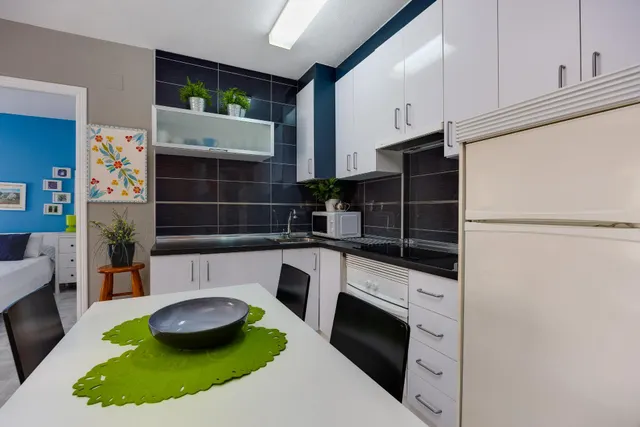 Apartamento semi reformado con orientación sur, vistas laterales al mar y piscina comunitaria. — 14