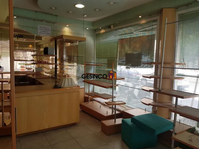 CHAFLÁN CON GRANDES ESCAPARATES EN VENTA O ALQUILER — 3