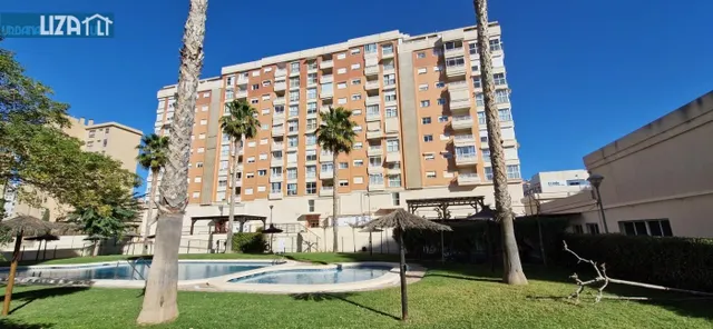 Piso exterior de 4 habitaciones con piscina y garaje — 9