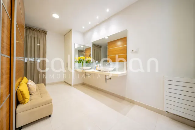 Exclusiva vivienda en Cruz de Gracia: elegancia, amplitud y privacidad — 18