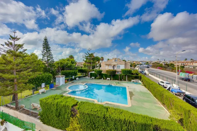 Bungalow planta alta de 3 dormitorios con piscina y plaza de garaje comunitaria. — 21