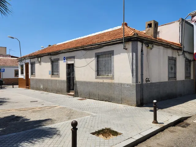 ¡La oportunidad que buscabas! Casa de esquina para reformar 