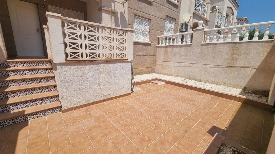 BUNGALOW EN PLANTA BAJA CON PISCINA COMUNITARIA - ZONA ALTOS DE LA BAHÍA, TORREVIEJA
