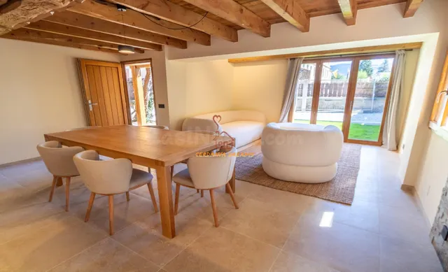 céntrica casa con jardín - foto 2